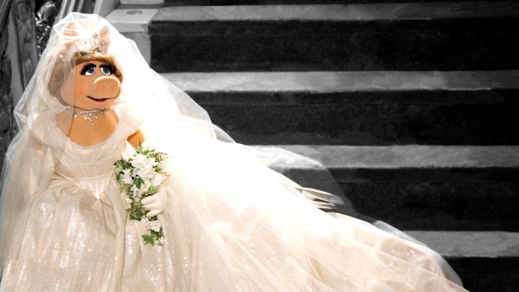 Miss Piggy im Traumkleid von Vivienne Westwood. Das Kleid hebt Piggy für eine künftige Hochzeit auf.