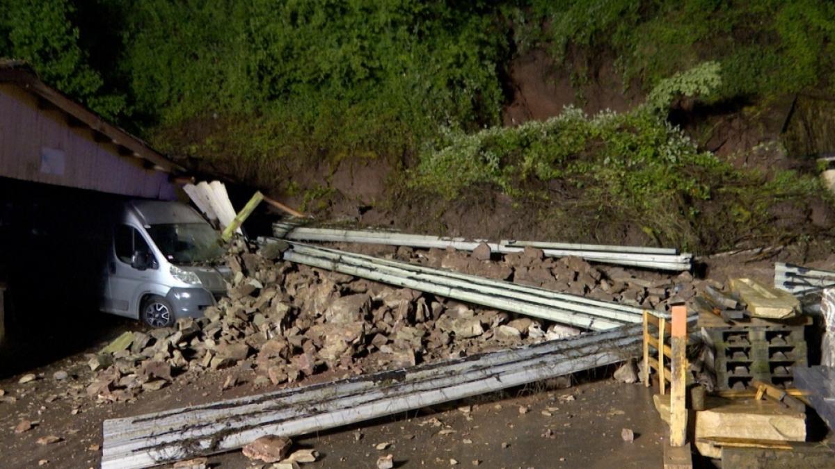 Ger&ouml;ll liegt nach einem Erdrutsch neben einer Kfz-Werkstatt in Blieskastel. (Foto)