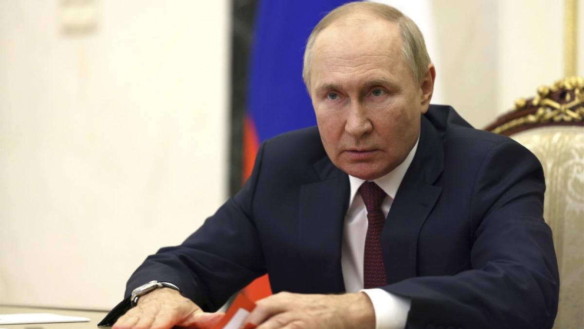 Wladimir Putin will sich angeblich in einem Schutzbunker in Sicherheit bringen, nachdem der Kreml von einer Grippe-Welle &uuml;berrollt wurde. (Foto)