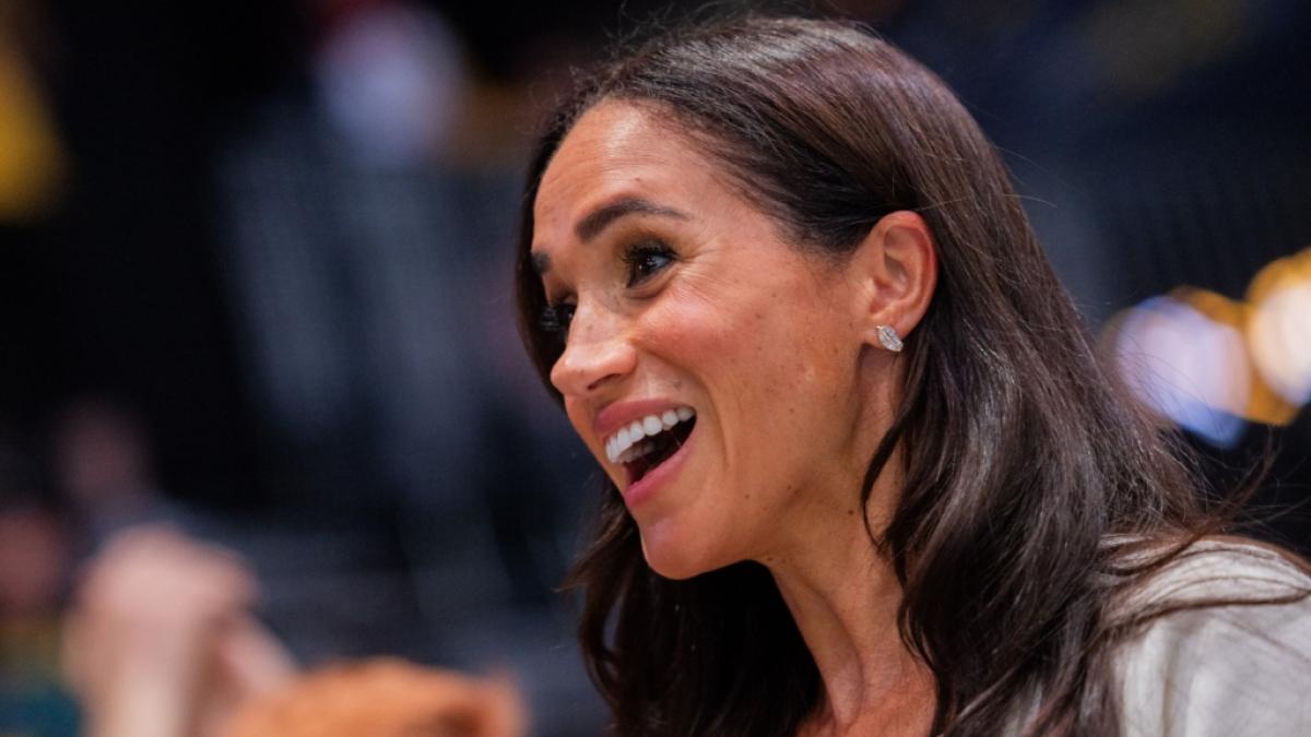 Meghan Markle zog bei ihrem j&uuml;ngsten Solo-Auftritt ohne Ehemann Prinz Harry alle Blicke auf sich. (Foto)