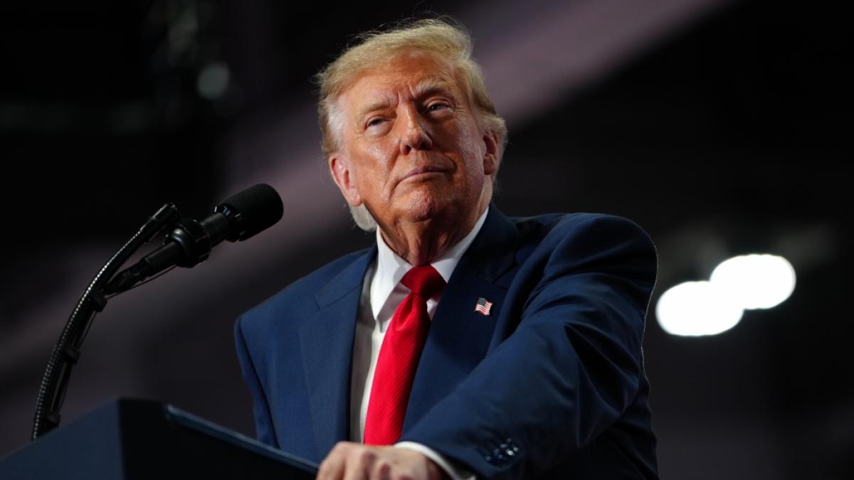 Ein Fox-Moderator stellt sich vor laufender Kamera offen gegen den Kurs von Donald Trump. (Foto)