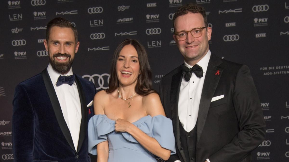 Johanna Klum kommt mit Gesundheitsminister Jens Spahn (r.) und dessen Ehemann zur Operngala f&uuml;r die Deutsche Aids-Stiftung. (Foto)