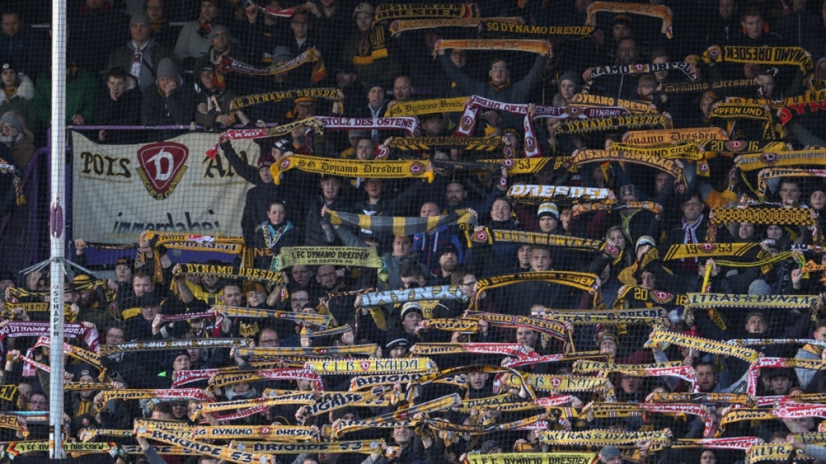 Mit ihren Schals in der Luft unterst&uuml;tzen die Fans von Dynamo Dresden ihren Verein. (Symbolbild) (Foto)