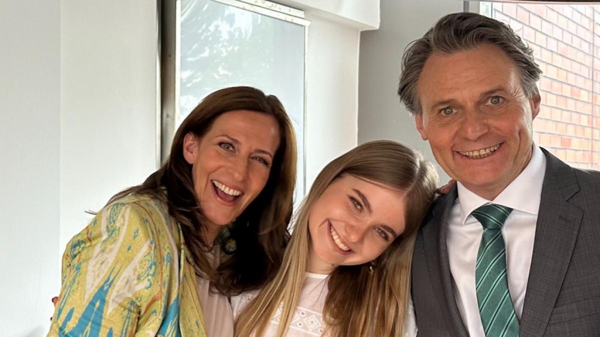 Ulrike Frank und Wolfgang Bahro verabschieden sich von ihrer Serien-Tochter Charlott Reschke. (Foto)