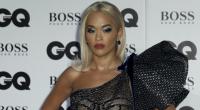 Rita Ora zeigt sich mit gewagten Cuts in ihrer Hose.