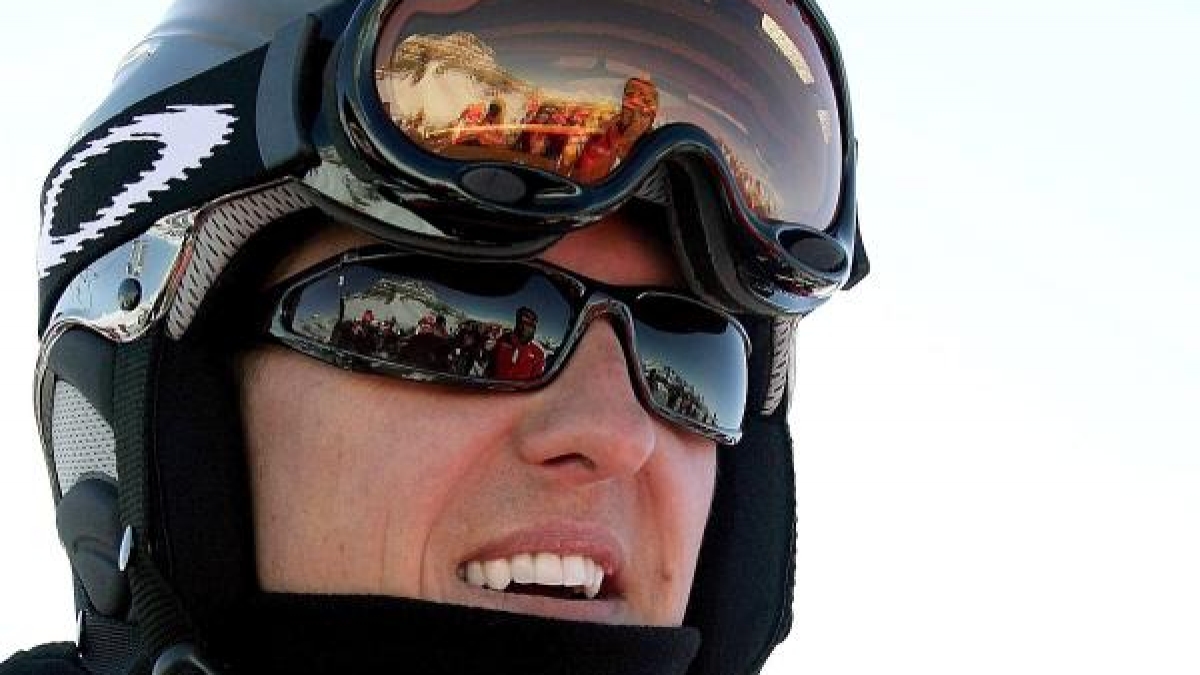 Bei seinem Skiunfall trug Michael Schumacher eine Helmkamera - verschlimmerte diese den Aufprall und die damit einhergehenden Kopfverletzungen? (Foto)