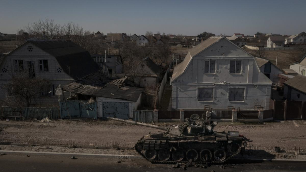 Ein zerst&ouml;rter Panzer steht nach K&auml;mpfen auf einer Stra&szlig;e in der N&auml;he von Brovary, n&ouml;rdlich von Kiew. (Foto)
