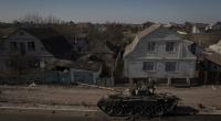 Ein zerstörter Panzer steht nach Kämpfen auf einer Straße in der Nähe von Brovary, nördlich von Kiew.
