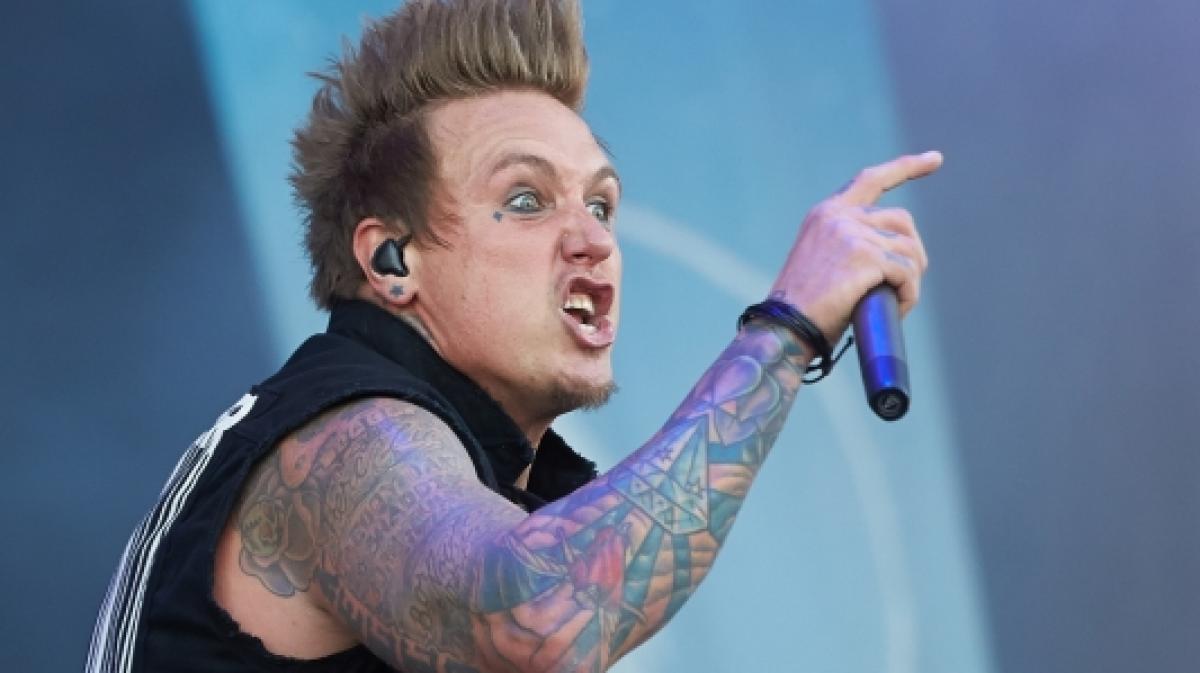 Jacoby Shaddix von Papa Roach&nbsp;performt auf der B&uuml;hne. (Foto)