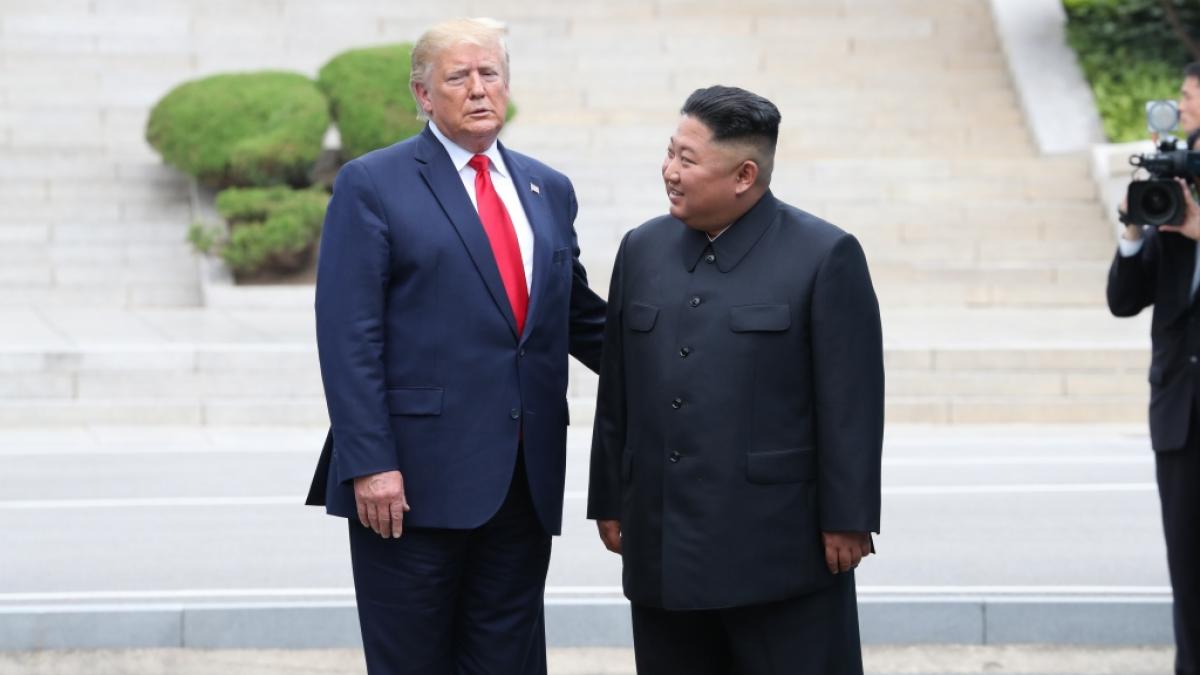 US-Pr&auml;sident Donald Trump (l) und Nordkoreas Machthaber Kim Jong-Un bei einem Treffen 2019 an der innerkoreanischen Grenze im n&ouml;rdlichen Teil von&nbsp;Panmunjom. (Foto)