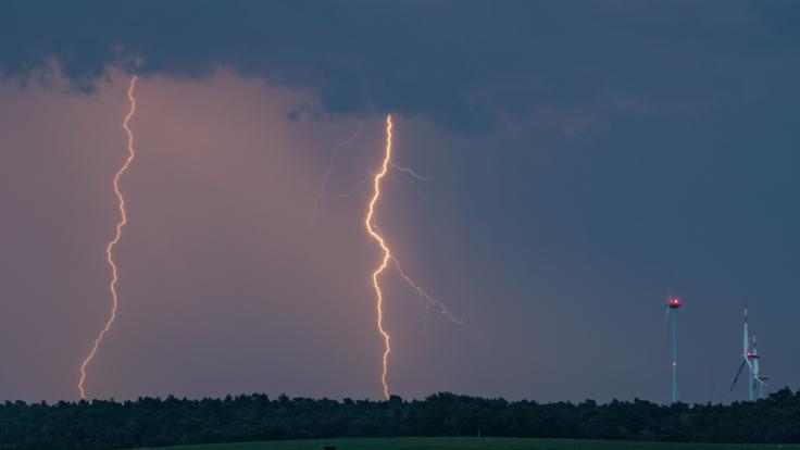 Schwül-warmes Wetter in Deutschland bringt Blitz und Donner mit sich - Starkregen und Hagel sind nicht ausgeschlossen.