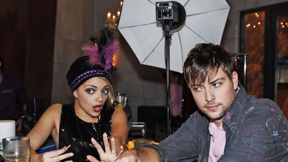 Ja auch Emily und ihr Halbbruder John hatten schon mal was miteinander. (Foto)