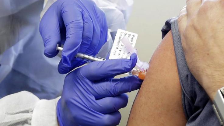 Ein experimenteller Coronavirus-Impfstoff der Firma Moderna zeigt einer Studie zufolge nach ersten Tests ermutigende Ergebnisse.