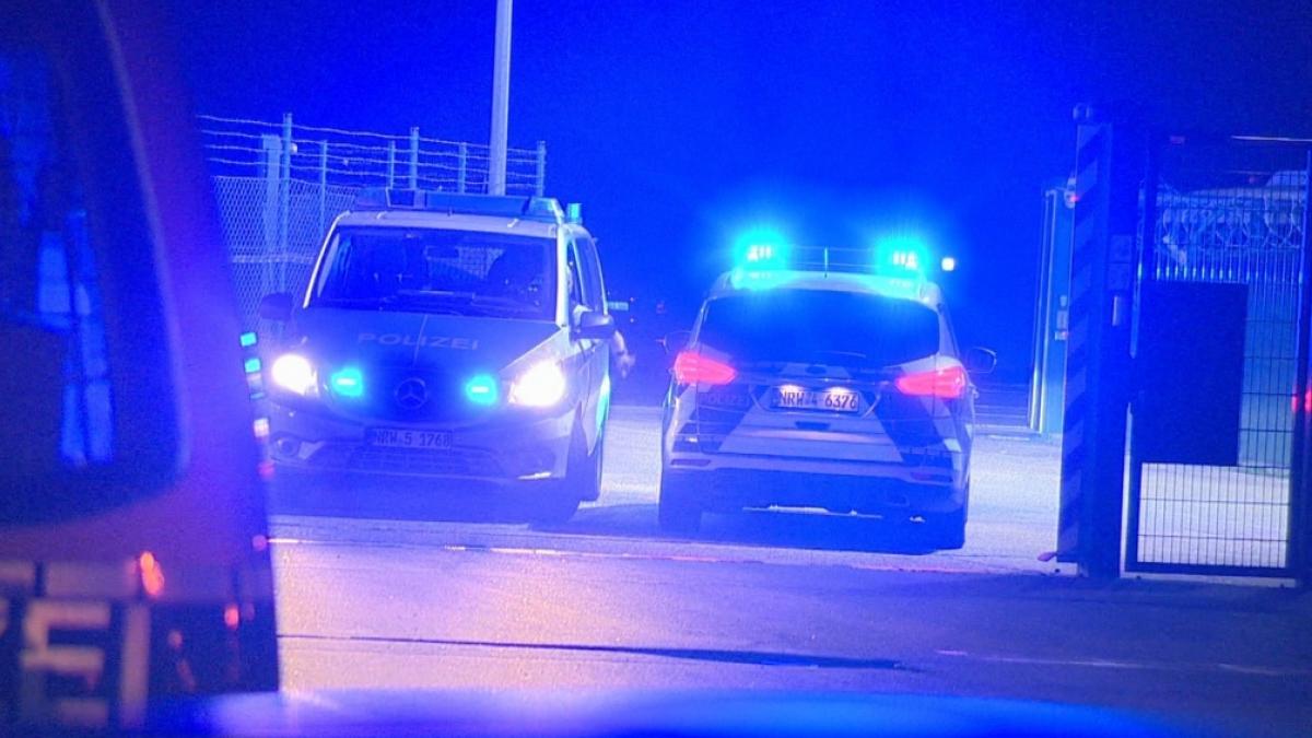 Ein Auto hat am Flughafen Weeze am Niederrhein einen Zaun in der N&auml;he der Rollbahn durchbrochen, so dass eine Passagiermaschine ihren Landeanflug abbrechen musste. (Foto)