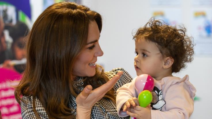 Kate Middleton hält Sorayah Ahmad, 18 Monate alt, während eines Besuchs in einem Khidmat-Zentrum auf dem Arm.