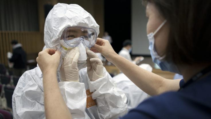 Deutschland wird Experten zufolge mit dem neuen Coronavirus dauerhaft leben müssen.