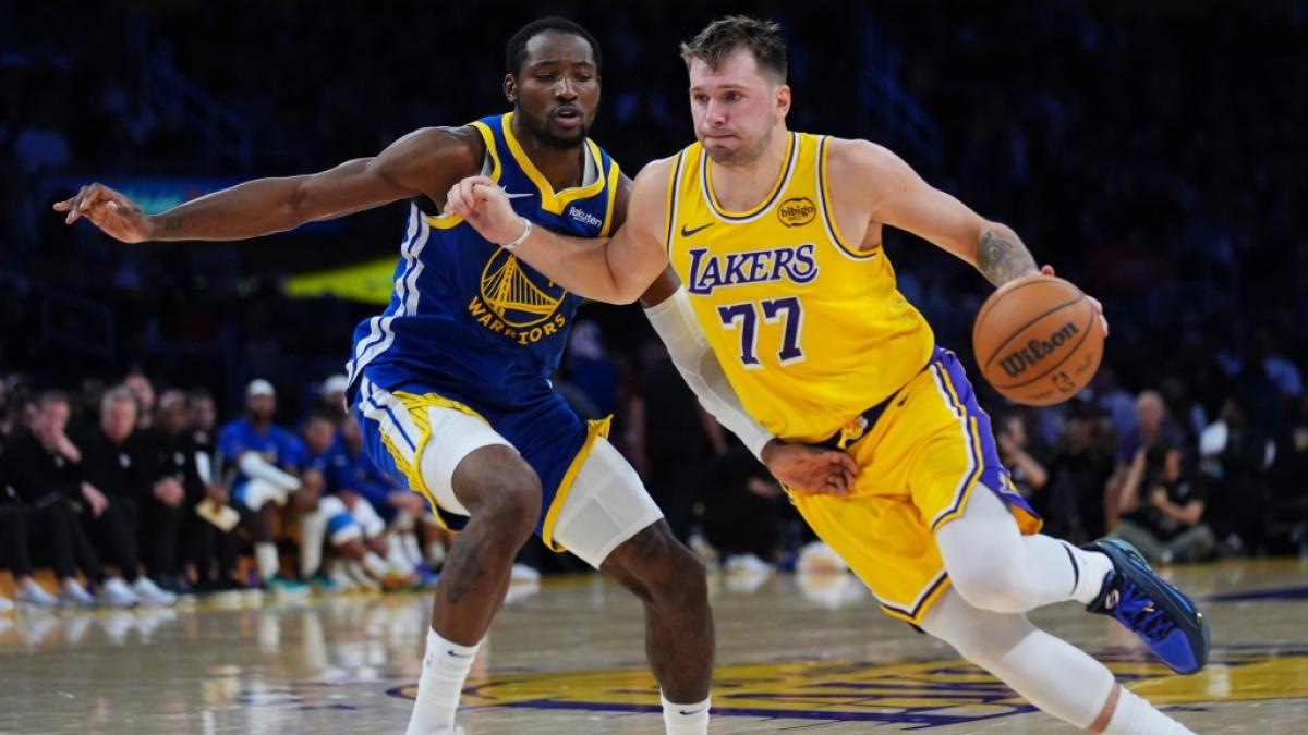 Luka Doncic (r) von den Los Angeles Lakers spielt den Ball gegen die Golden State Warriors, am 22.10.2025. (Symbolbild) (Foto)
