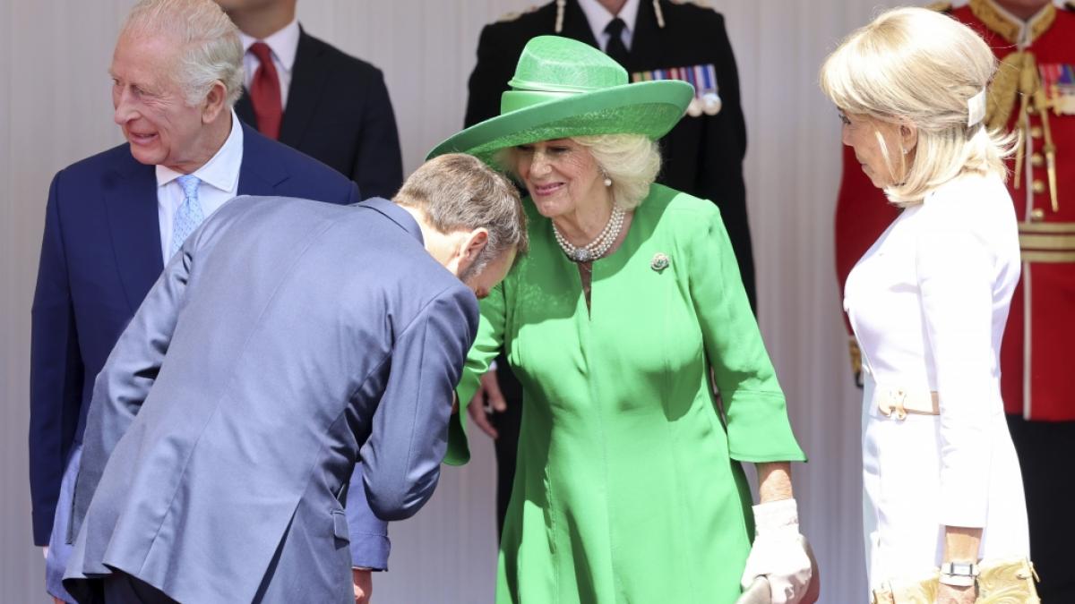 Das Hotprotokoll sieht eine Verbeugung vor der K&ouml;nigin vor - f&uuml;r Camila hat Frankreichs Pr&auml;sident Emmanuel Macron noch einen Handkuss draufgelegt. (Foto)