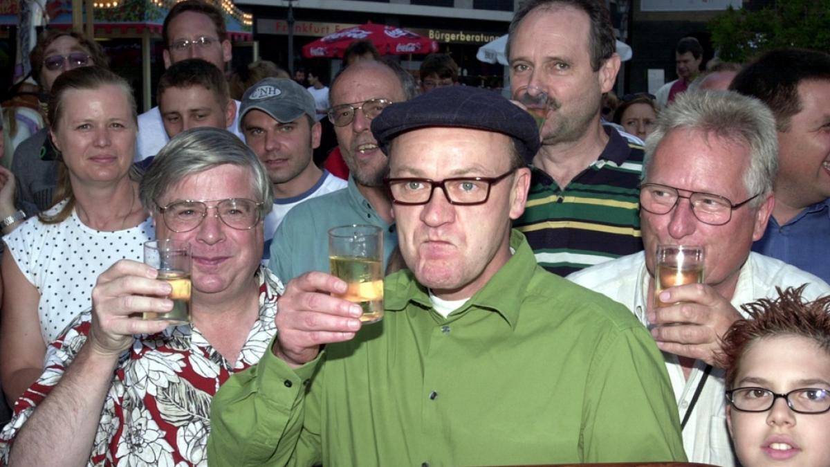 Robert Treutel alias Bodo Bach spendierte 2002 G&auml;sten Apfelwein auf dem Frankfurter Mainfest. (Foto)