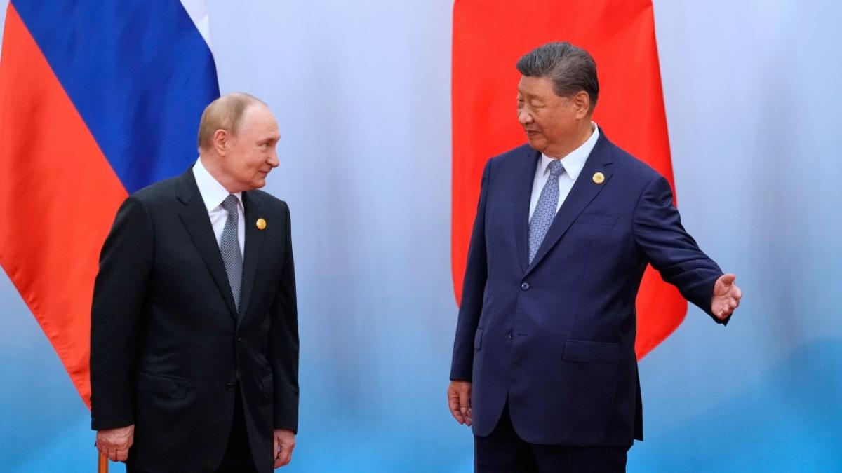 Pr&auml;sentiert Chinas Pr&auml;sident Xi Jinping (r.) Kremlchef Wladimir Putin (r.) bei der Milit&auml;rparade in Peking ein neues Laser-Luftabwehrsystem? (Foto)