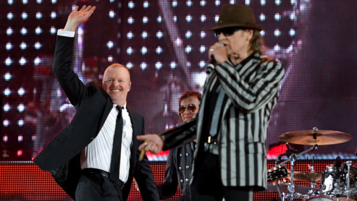 Stefan Raab (li.) auf der Bühne mit Udo Lindenberg.