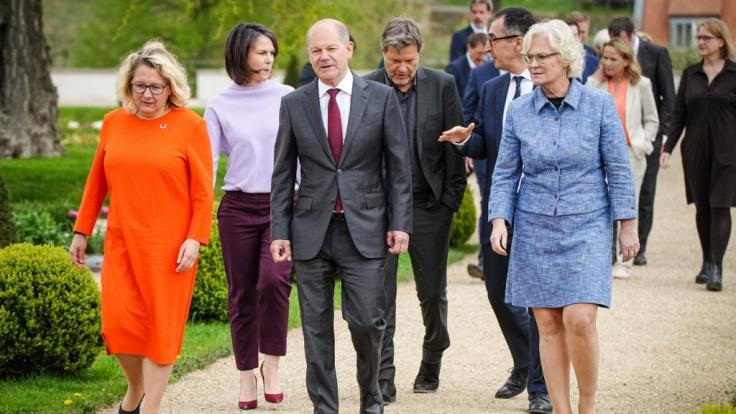 Für das Styling der Bundesregierung werden Unmengen an Steuergeldern verprasst.