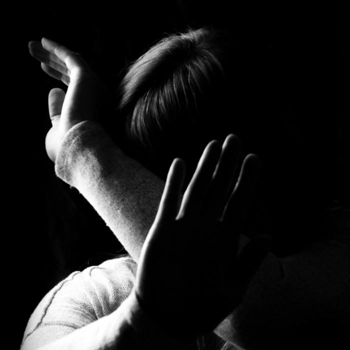 Wie grausam! Frau auf Disco-Toilette missbraucht - Polizei jagt 5 Männer