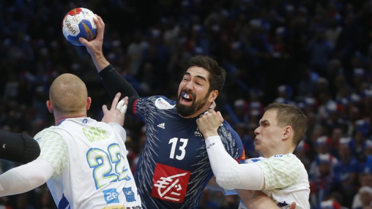 Nach dem Halbfinalsieg gegen Slowenien steht das französische Team um Nikola Karabatic (Mitte) am Sonntag im Finale der Handball-WM 2017 und muss sich gegen Norwegen behaupten.