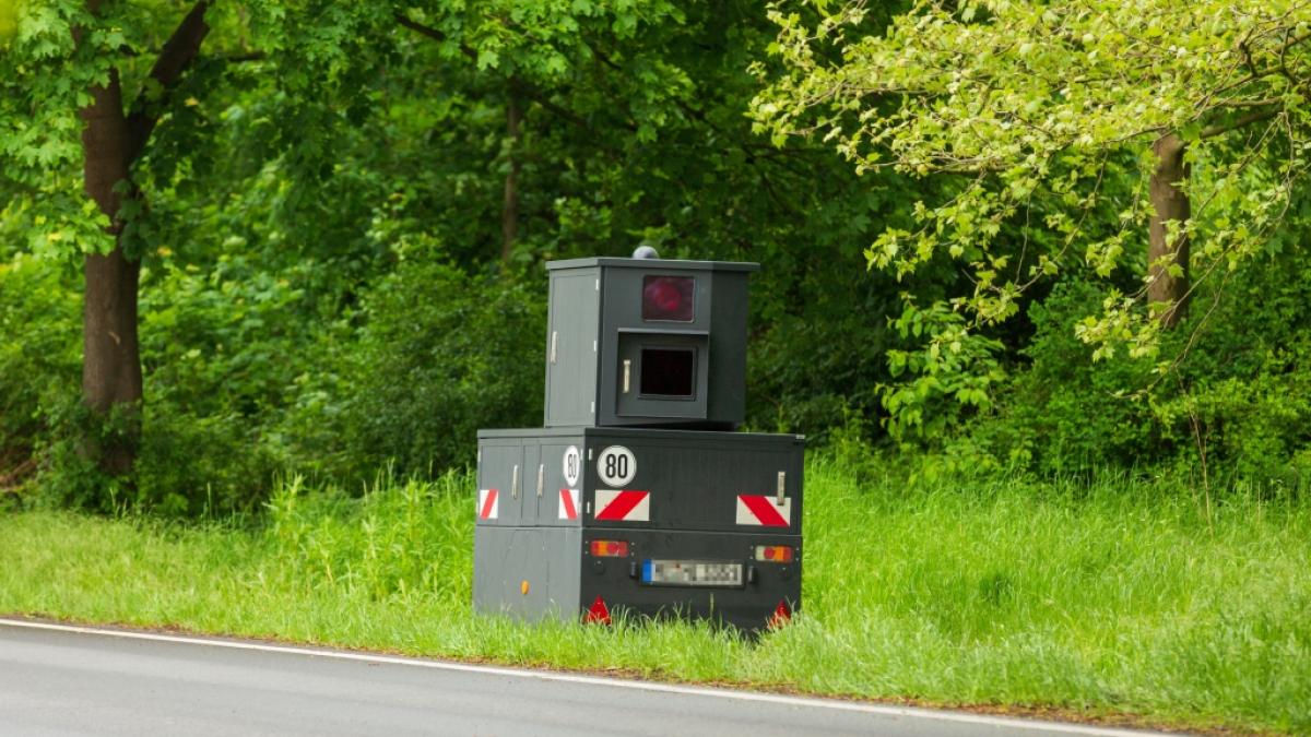 Raser sollten sich hier an die vorgegebene Geschwindigkeit halten. Mobile Blitzerk&auml;sten wie dieser ahnden jeden Tempoversto&szlig;. (Symbolbild) (Foto)
