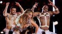 Jennifer Lopez küsst bei der AMAs-Eröffnung Männer und Frauen auf der Bühne und spaltet ihre Fans.