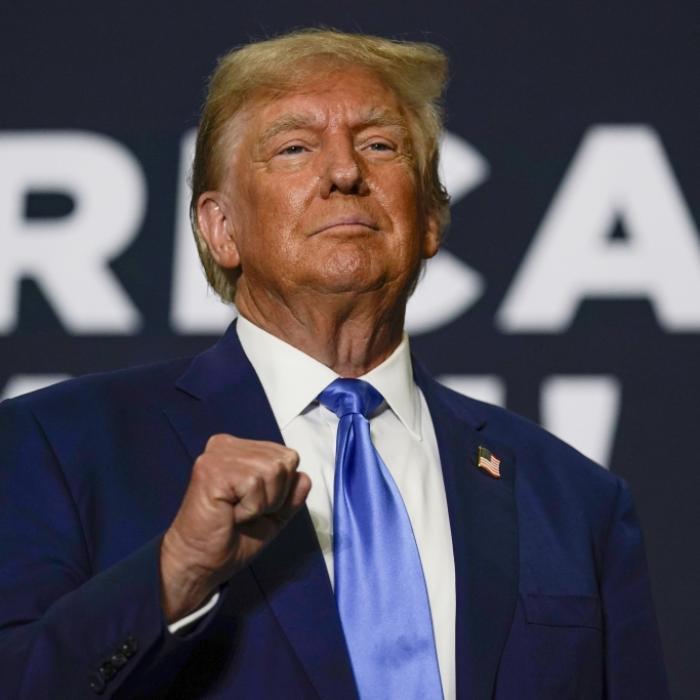 Ex-US-Präsident küsst Baby! US-Wähler flippen aus