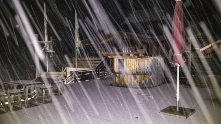 Im Allgäu muss es oberhalb 800 Meter mit Glätte durch geringfügigen Schneefall gerechnet werden.