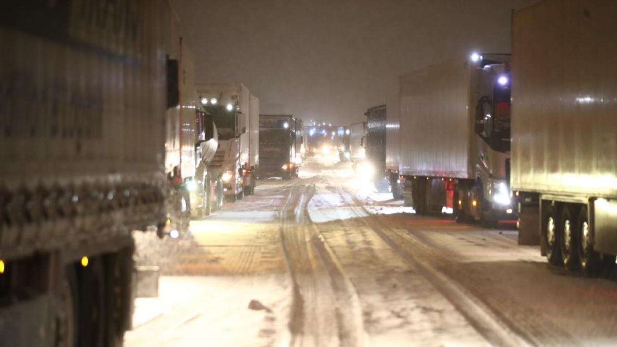 LKW's und Autos stehen auf der Autobahn 4 bei Gera im Stau. (Foto)