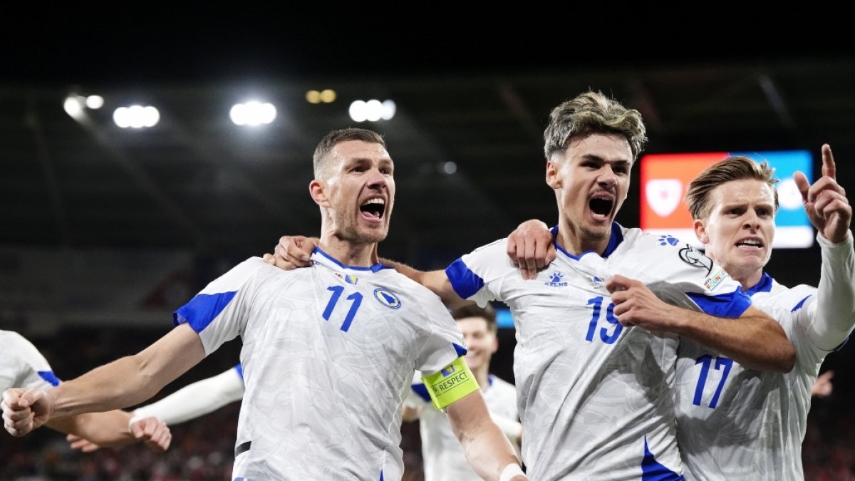 Fu&szlig;ball: WM-Qualifikation Europa, Play-off-Runde, Halbfinale, Wales - Bosnien-Herzegowina: Edin Dzeko (Mitte links) aus Bosnien und Herzegowina jubelt mit seinen Mannschaftskameraden nach seinem Treffer, vom 26.03.2026. (Symbolbild) (Foto)