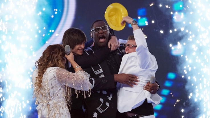 Alphonso Williams (2. v. r.) hat die diesjährige DSDS-Staffel gewonnen.