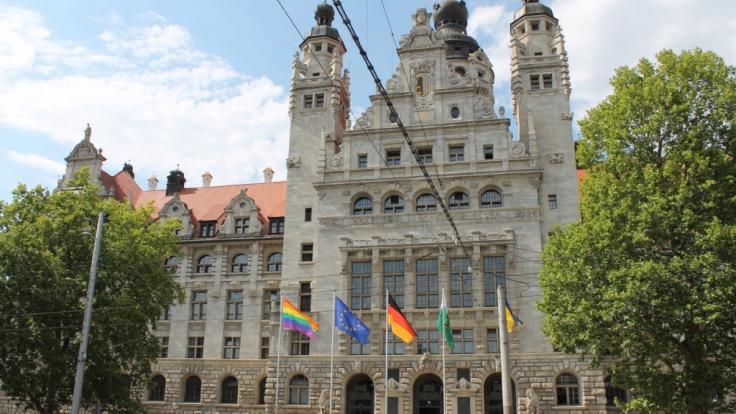 Und da weht die CSD-Flagge vor dem Neuen Rathaus in Leipzig.