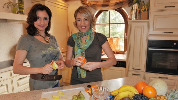 Alexandra Geiger (r) und Anita Hofmann schneiden in ihrer Heimat Meßkirch Obst für einen Obstsalat (2009).