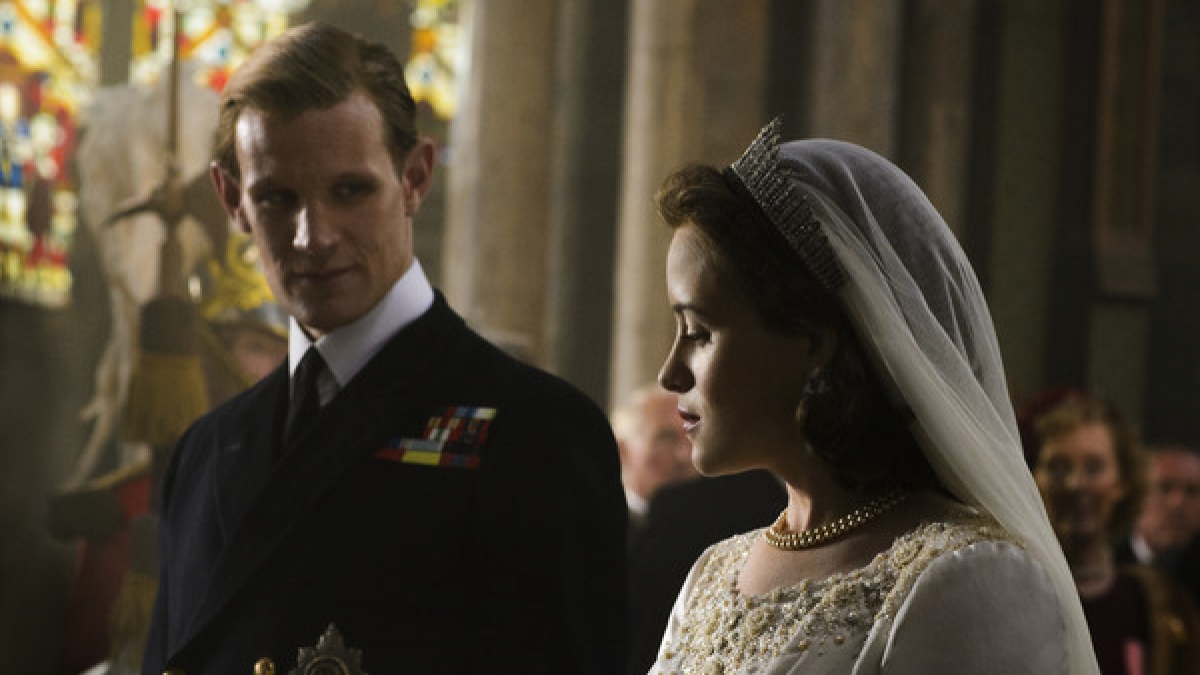 Claire Foy als die junge K&ouml;nigin Elizabeth II. und Matt Smith als Prince Philip w&auml;hrend einer Szene der Netflix-Serie "The Crown". (Foto)