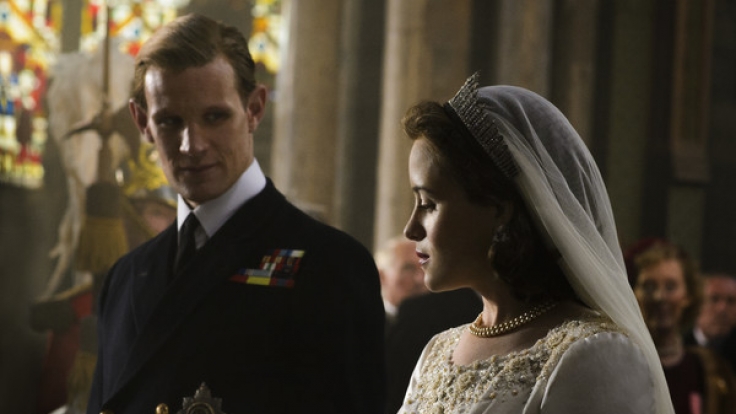 Claire Foy als die junge Königin Elizabeth II. und Matt Smith als Prince Philip während einer Szene der Netflix-Serie