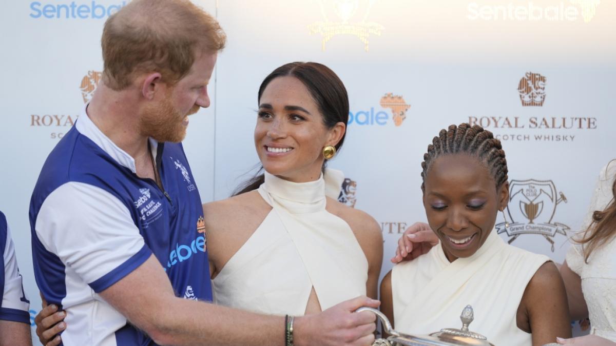 Meghan Markle inszeniert sich mit Prinz Harry f&uuml;r die Netflix-Kameras - die eigentlichen Macher wie Dr. Sophie Chanduaka (re.) verdr&auml;ngte die Herzogin von Sussex dabei. (Foto)