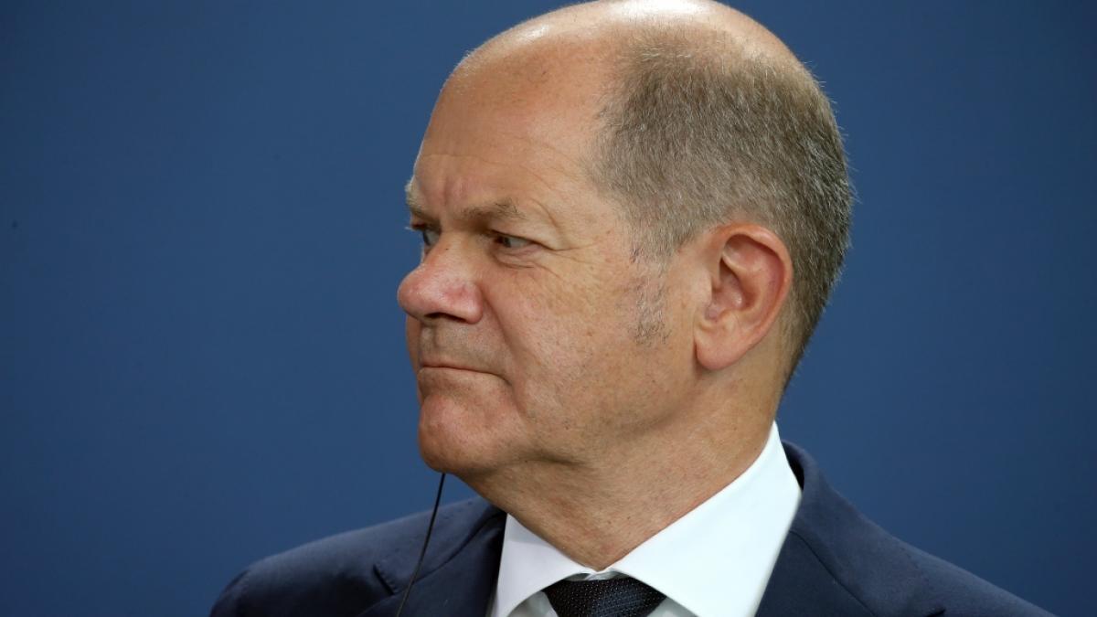 Bundeskanzler Olaf Scholz (SPD) verfolgt angespannt den Ausf&uuml;hrungen des Pr&auml;sidenten der Pal&auml;stinensischen Autonomiebeh&ouml;rde, Mahmud Abbas. (Foto)