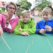 Anja Karliczek (l) besuchte 2019 Kinder der Evangelischen Grundschule Erfurt beim 