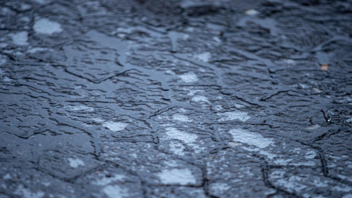 Eisregen hat f&uuml;r spiegelglatte B&ouml;den gesorgt. (Foto)