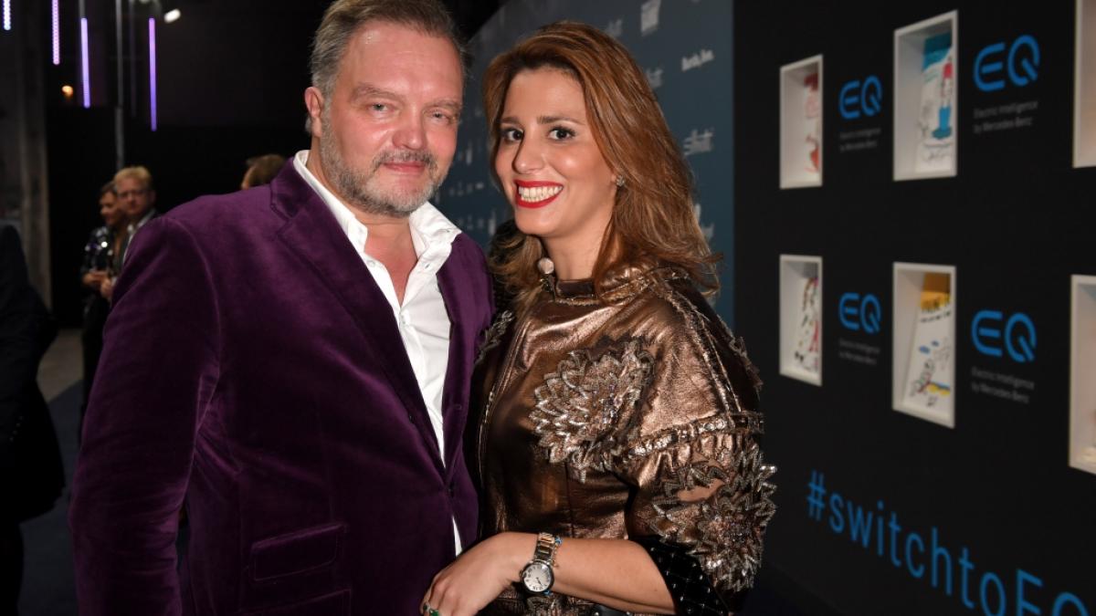 Alexander F&uuml;rst zu Schaumburg-Lippe (61) und seine Verlobte Mahkameh Navabi (39) haben ihre f&uuml;r den Sp&auml;tsommer geplante Hochzeitsfeier wegen der Corona-Pandemie abgesagt. (Foto)