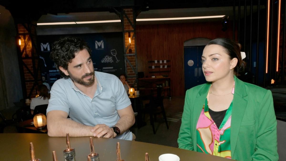 Zwischen Tobias (Jan Kittmann) und Emily (Anne Menden) kommt es zu einem innigen Moment. (Foto)