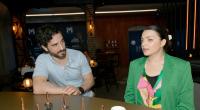 Zwischen Tobias (Jan Kittmann) und Emily (Anne Menden) kommt es zu einem innigen Moment.