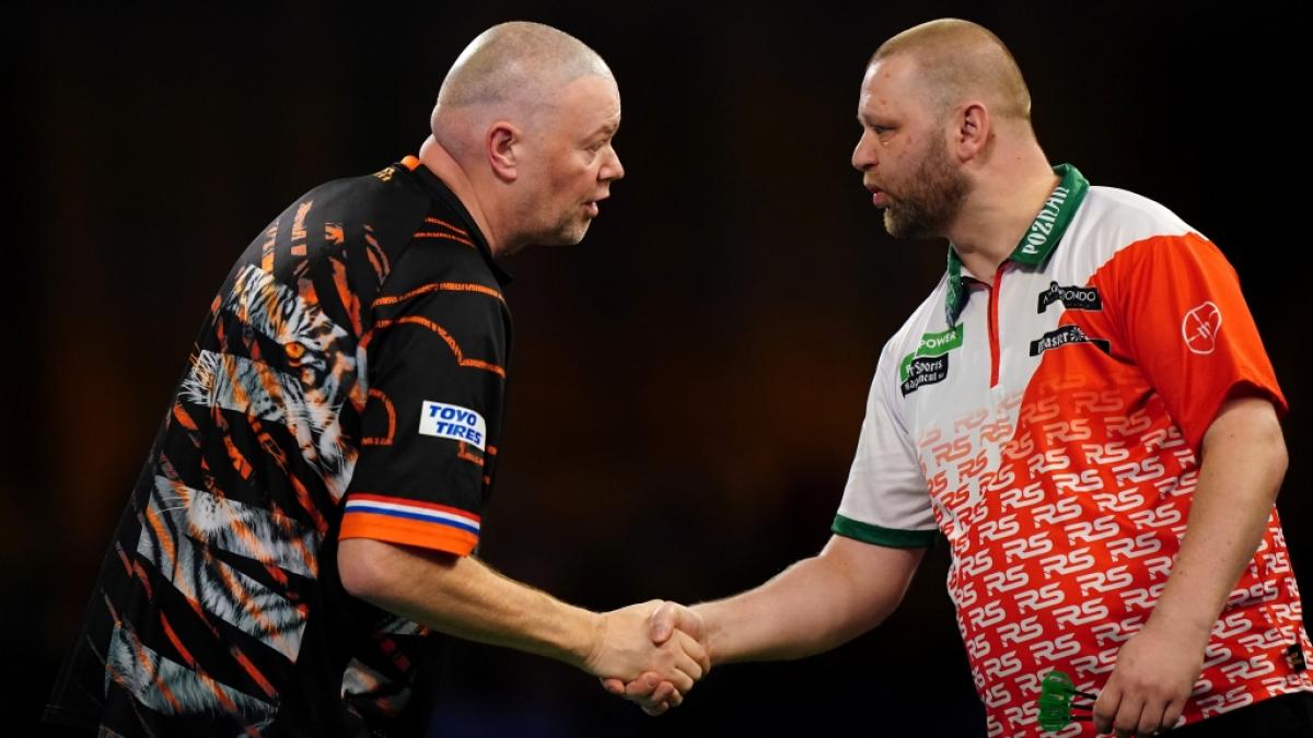 Raymond van Barneveld ist nach seinem Sieg gegen Radek Szaganski (re.) in Runde 3 der Darts-WM 2024 eingezogen. (Foto)