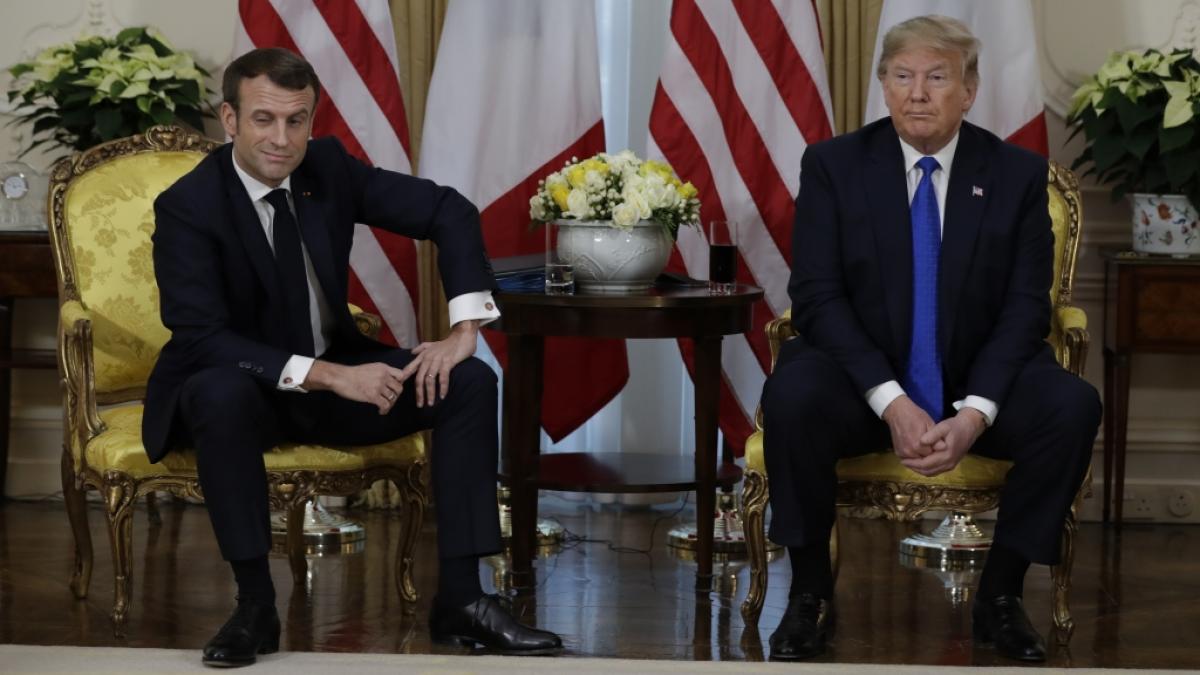 Donald Trump (r.) soll "schmutzige Details" zu Emmanuel Macrons (l.) Sexleben kennen. (Foto)
