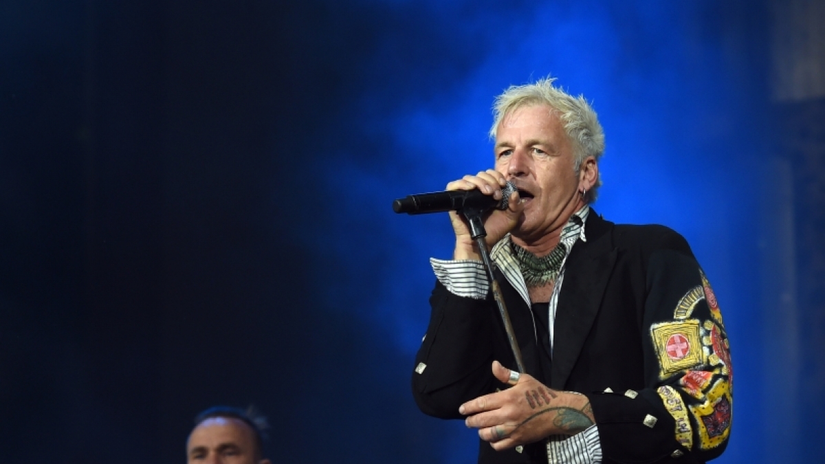 Michael Robert Rhein, Fronts&auml;nger von In Extremo, performt auf der B&uuml;hne. (Foto)