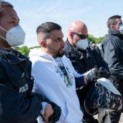 Attila Hildmann wird von der Polizei abgeführt.